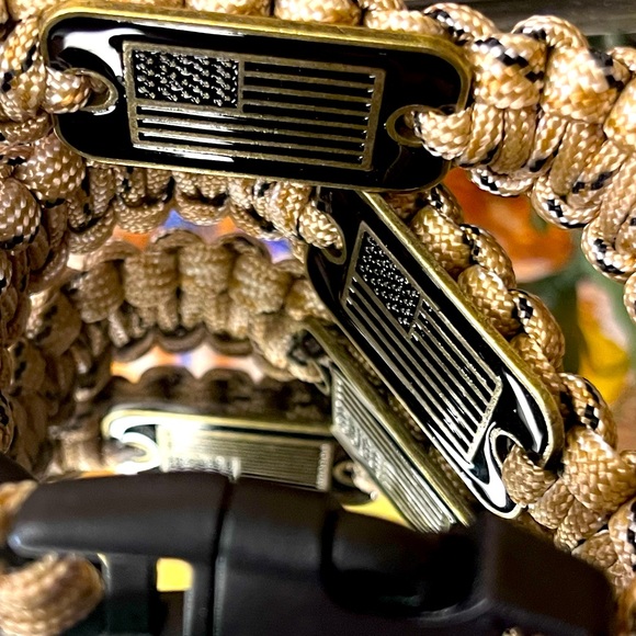 Tactical Survival Paracord Bracelet - Picture 2 of 8